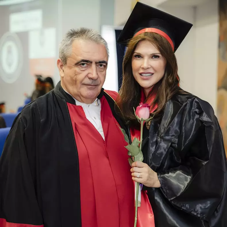 Monica Bîrlădeanu, imagini de la absolvire  (11)