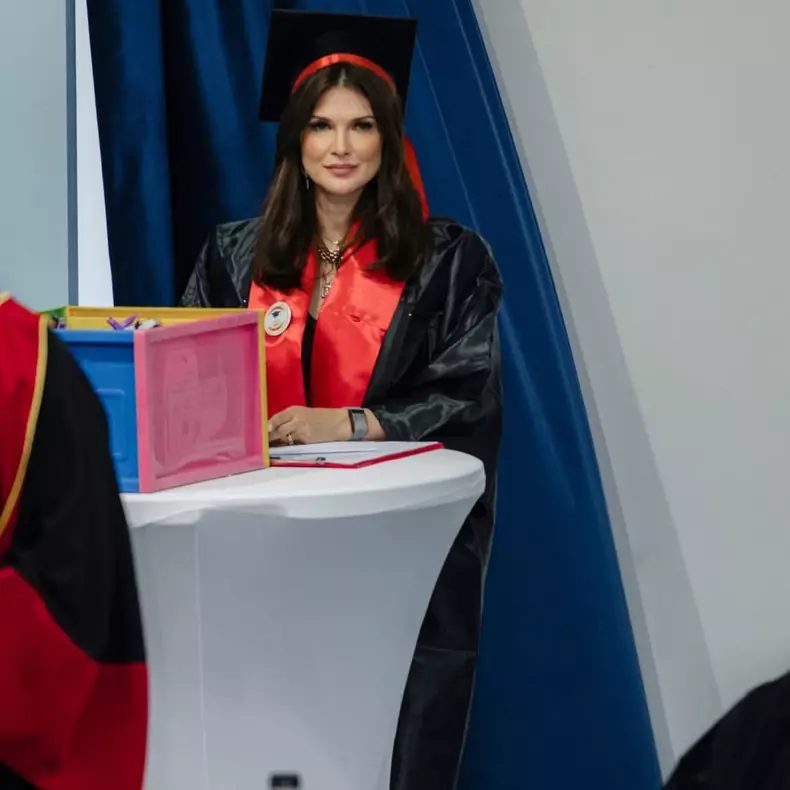 Monica Bîrlădeanu, imagini de la absolvire  (2)