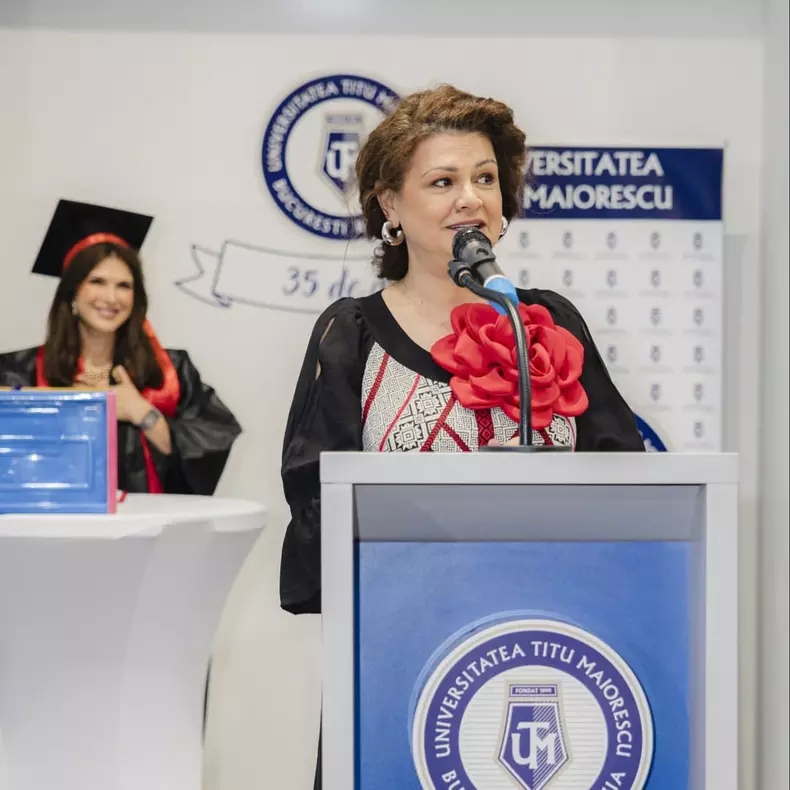 Monica Bîrlădeanu, imagini de la absolvire  (7)