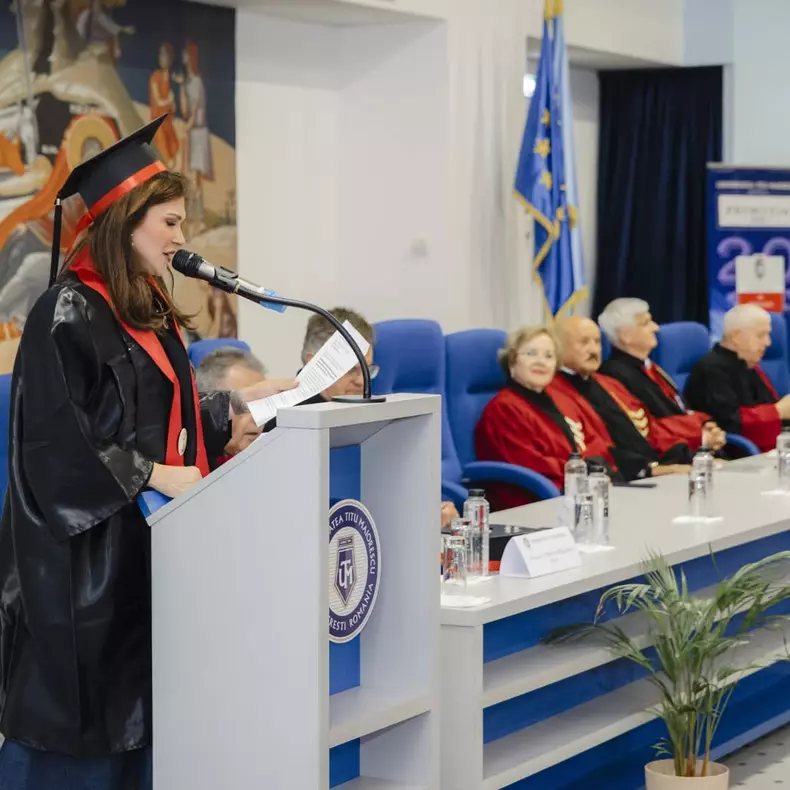 Monica Bîrlădeanu, imagini de la absolvire  (8)