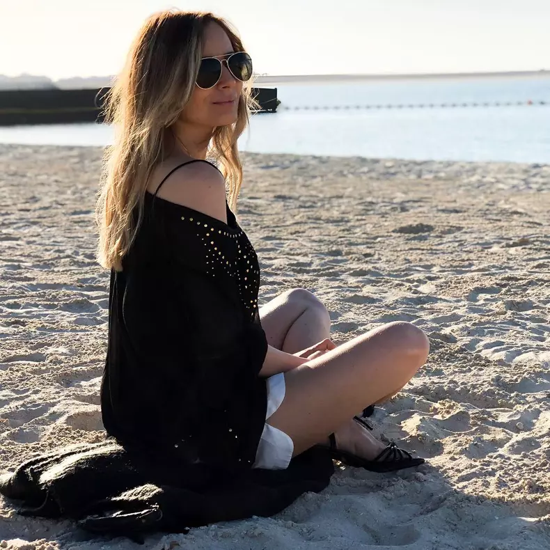 Laura Cosoi se bronzează în Dubai