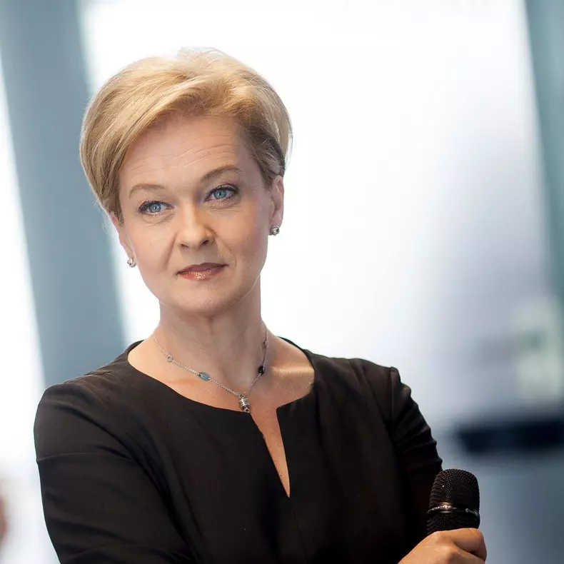 Asa arata acum Mona Nicolici