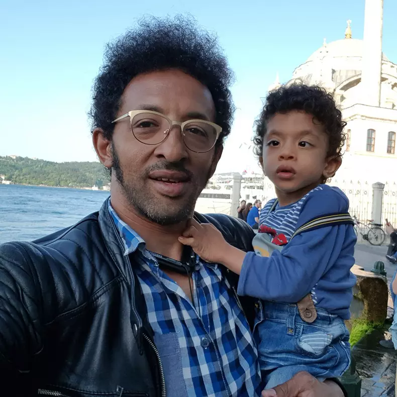 Kamara are un băieţel de 5 ani, Leon