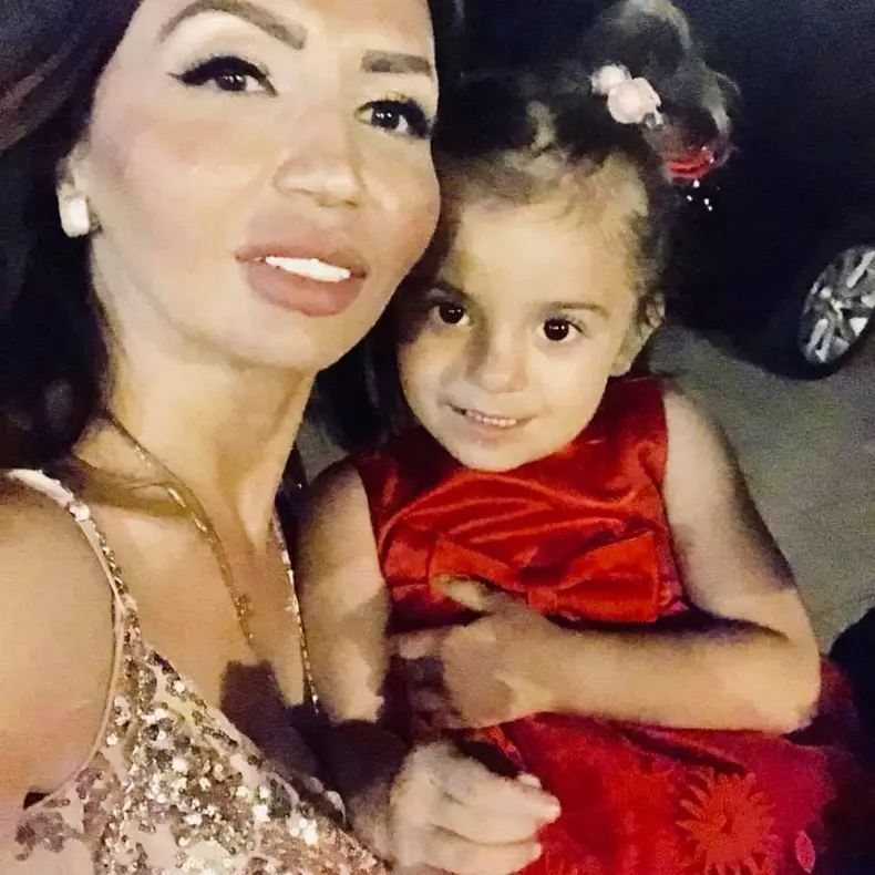 Narcisa Guţă şi-a pus silicoane şi faţete dentare