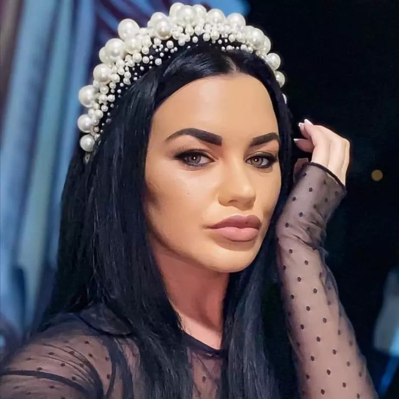 Ipostaze provocatoare. Carmen de la Sălciua s-a fotografiat goală în așternuturi, fără Culiță Sterp