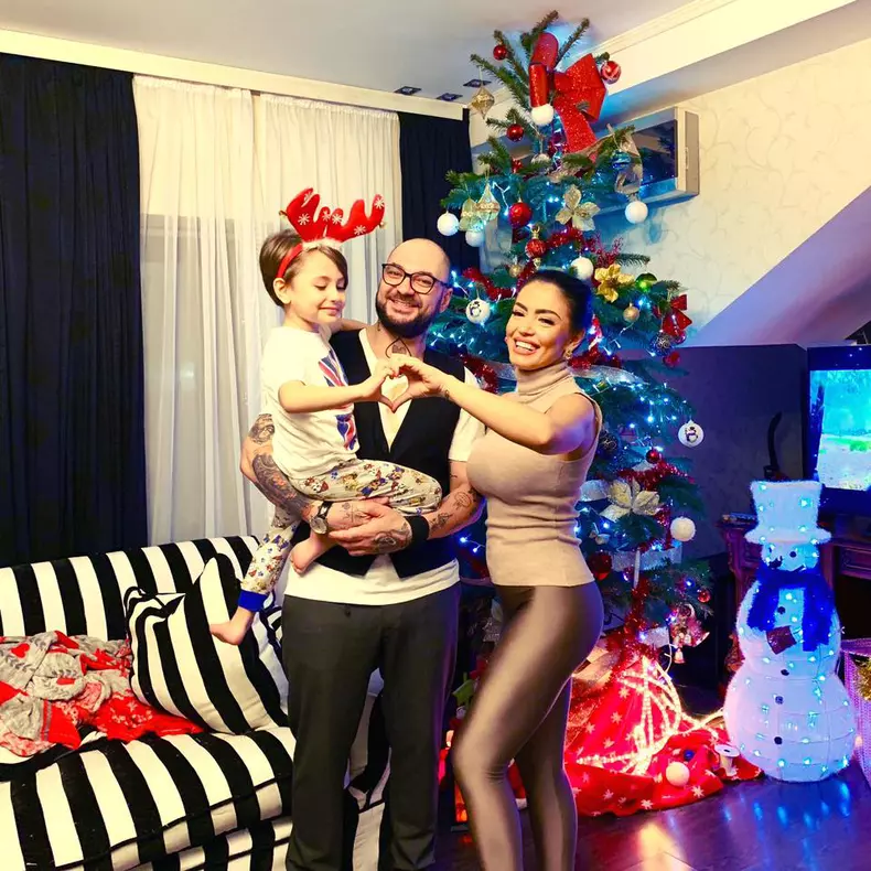 Cristian-Mitrea-și-Andreea-Mantea-alături-de-fiul-lor-de-Sărbători