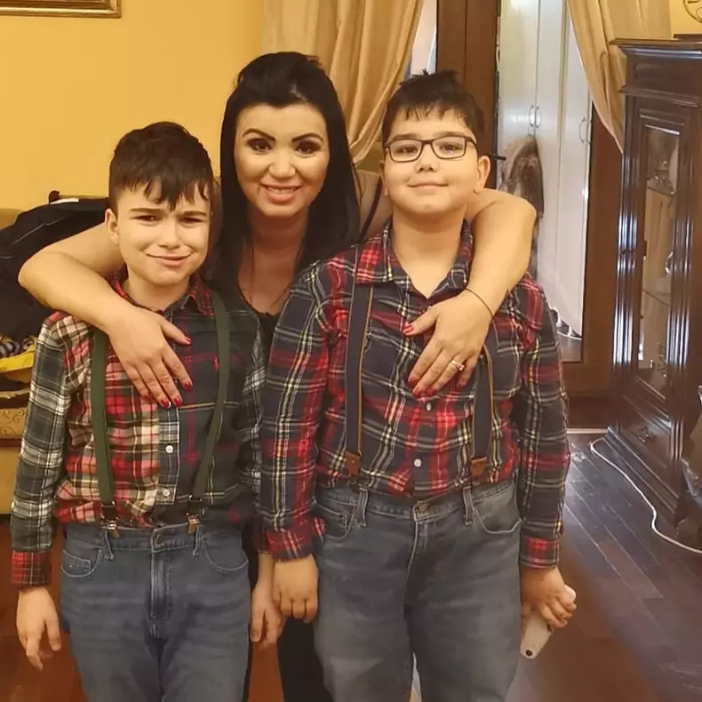 Adriana-Bahmuțeanu-și-cei-doi-băieți-1