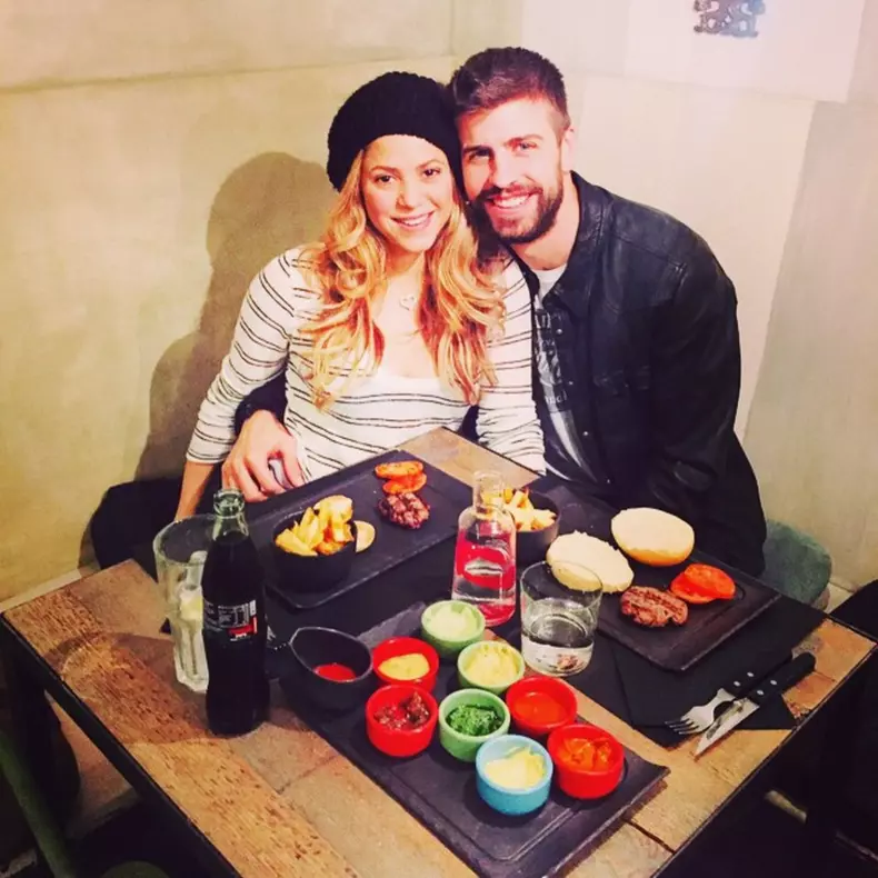 Am Valentinstag gross Essen gehen? Muss nicht unbedingt sein - denken sich Shakira und Gerard Pique. Die zwei Verliebten sind gluecklilch ein wenig Zeit ungestoert gemeinsam zu geniessen. Denn ihre kleine Familie ist vor kurzem um einen Sohn reicher geword