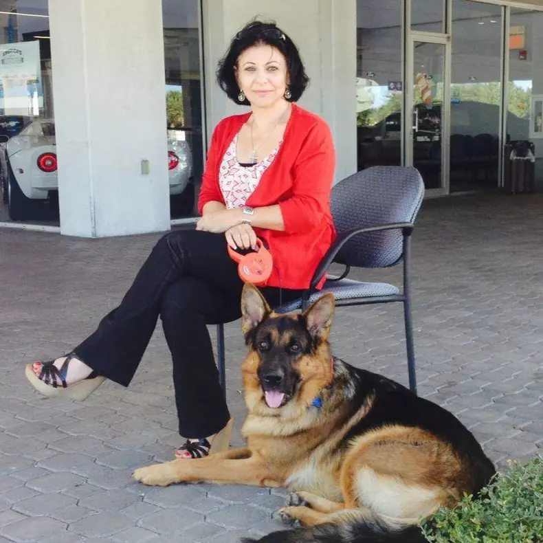 Elena-Carstea-si-cainele-ei