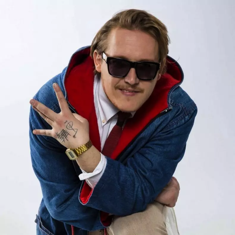 parintii-lui-what-s-up-au-ajuns-la-sectie.-dupa-ce-cantaretul-a-fost-luat-de-oamenii-legii-2