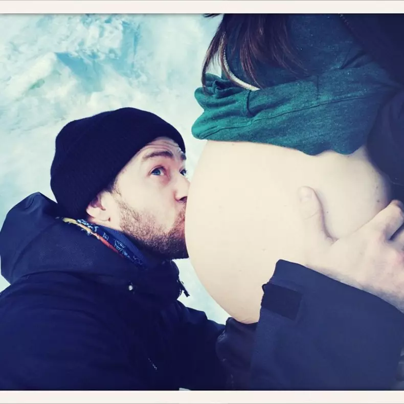 Oh mein Gott! Wir haben lange auf dieses Bild gewartet. "Mirrors"-Saenger Justin Timberlake kuesst den Babybauch von Ehefrau und "Valentinstag"- Darstellerin Jessica Biel. Damit ist es endlich offiziell. Die beiden werden Eltern. Wussten wir es doch! // Oh