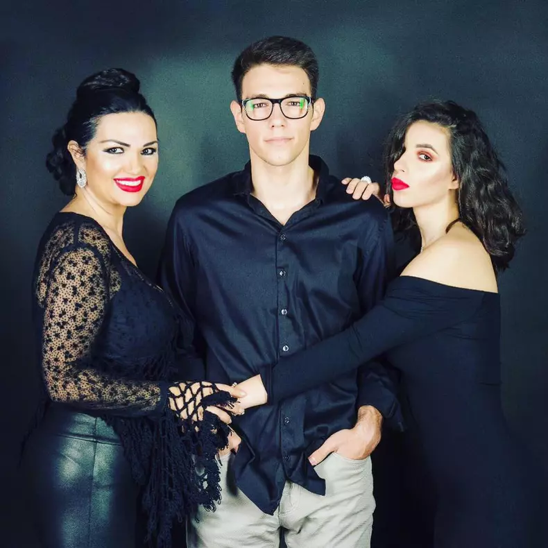 vedeta-are-o-fata-si-un-baiat