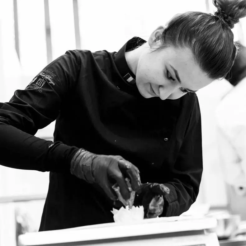 Cine-e-Roxana-Blenche-Chefi-la-Cutite3