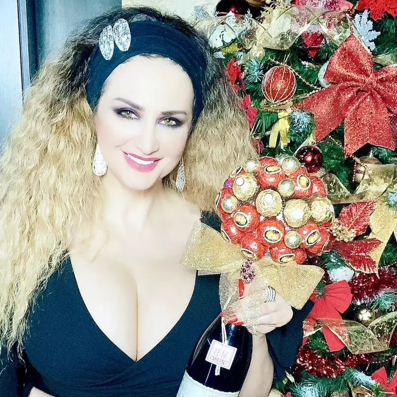 cum-arata-acum-julia-chelaru