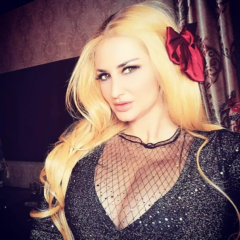 julia-chelaru-poze-decolteu