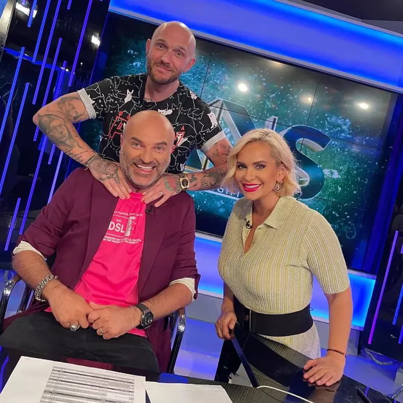 paula-chirila-si-romica-tociu-coprezentatori-splash-vedete-la-apa-4