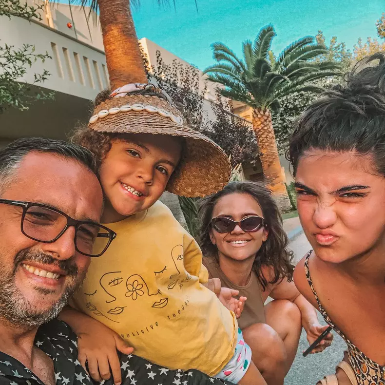 madalin-ionescu-doliu-a-murit-tatal-2