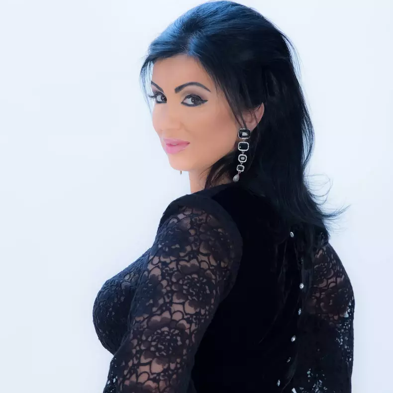 adriana-bahmuteanu-5