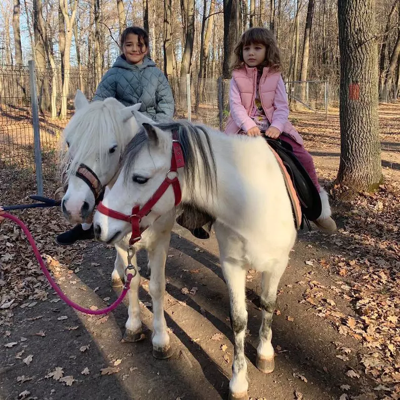 maria-basescu-cu-nepotii-la-calarie-5