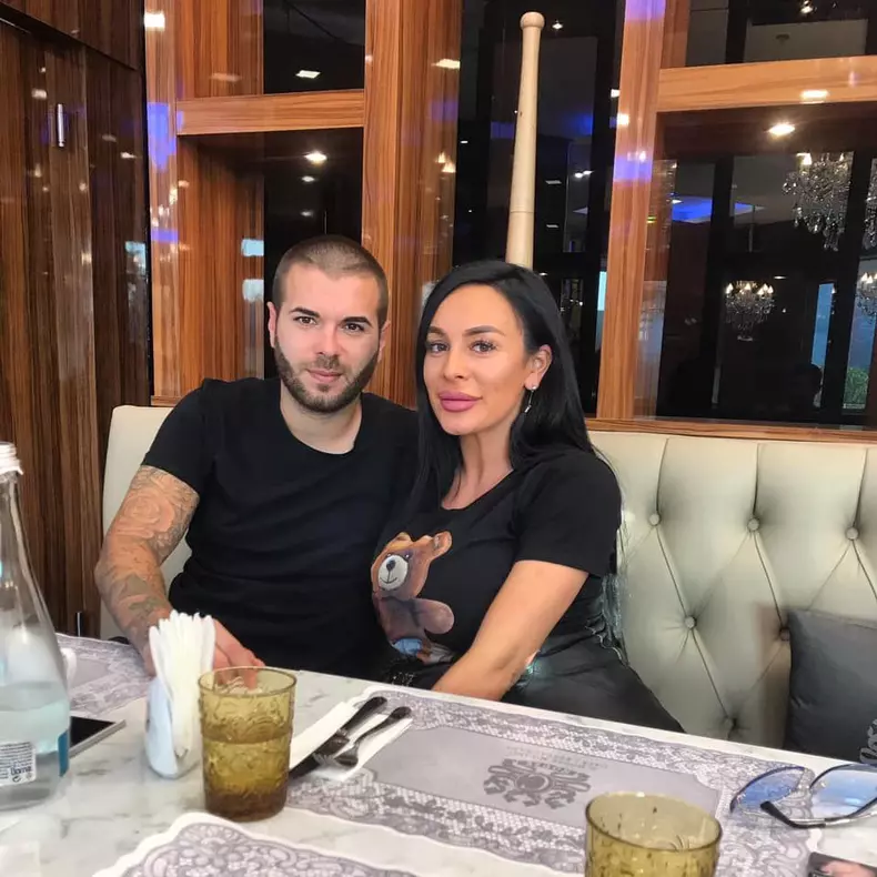 poate-de-data-asta-e-cu-noroc-la-29-de-ani-daminuta-s-a-casatorit-a-3-a-oara-cum-arata-sotia-lui_1