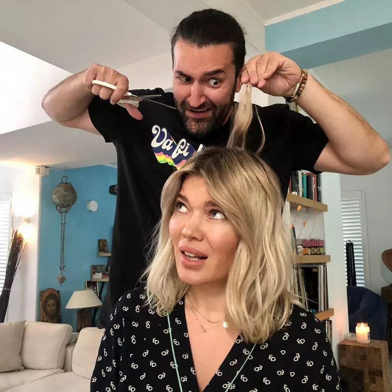 smiley-si-gina-pistol-pusi-pe-sotii-in-izolare-ce-vrea-sa-i-faca-artistul-iubitei-sale-2