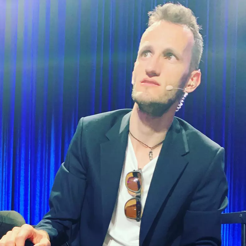 omul-cu-tourette-1-2