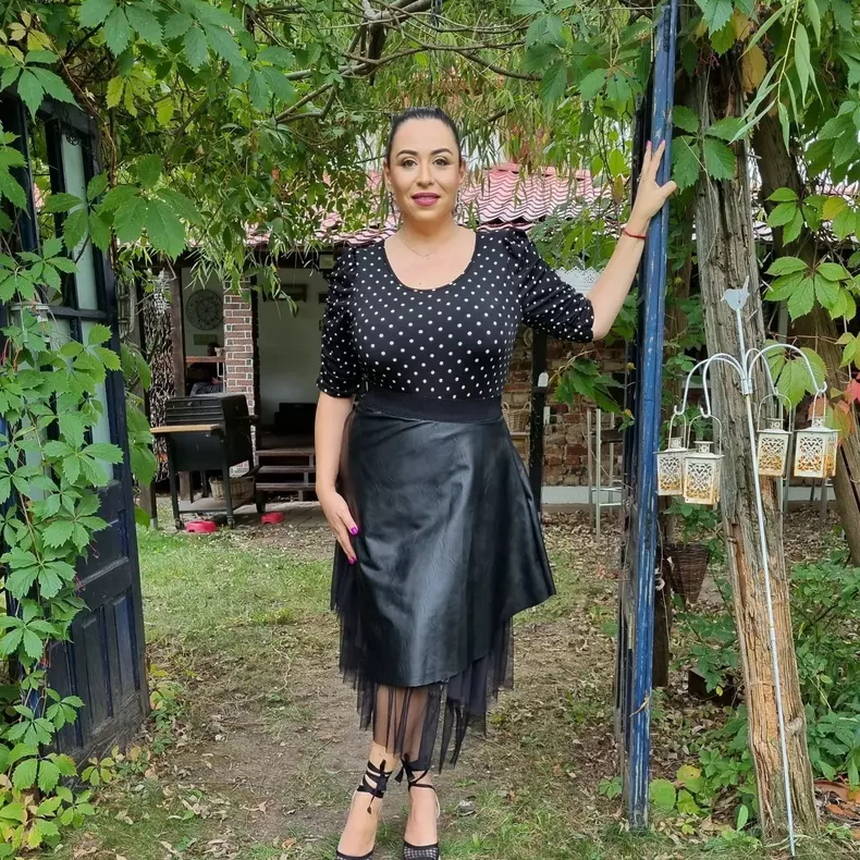 oana-roman-in-hainele-ei