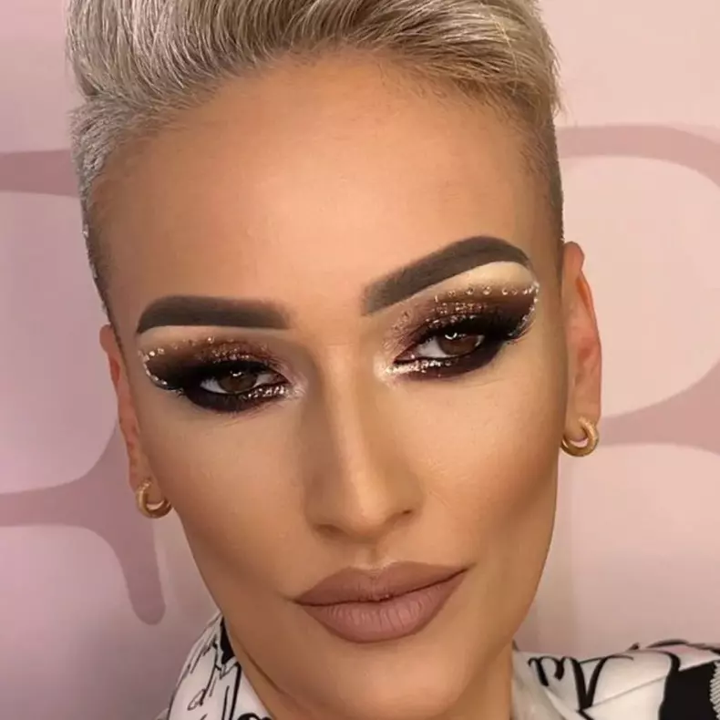 regina-intunericului-1