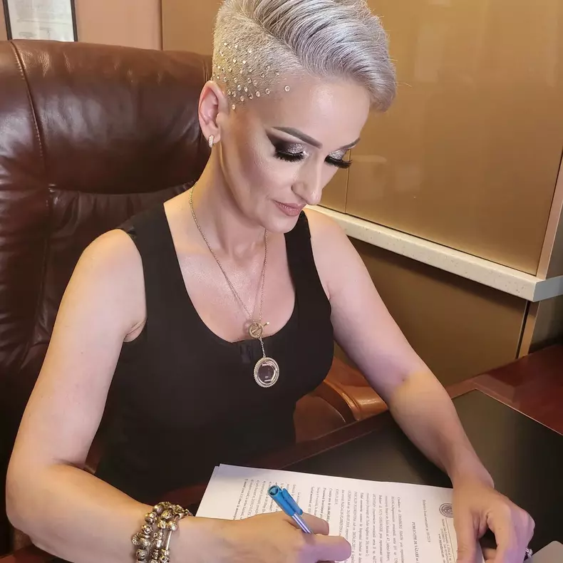 regina-intunericului-7