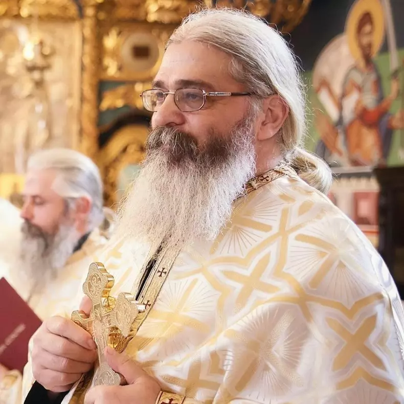 preotul calistrat loveste o femeie