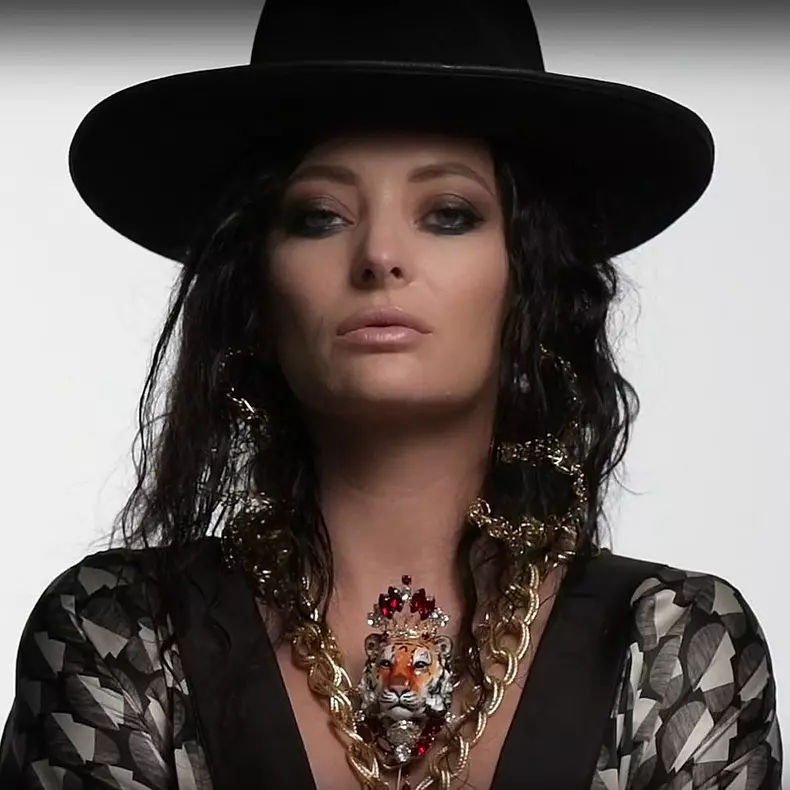 800px-delia_photo_shooting_touch_magazine_-_apr_2019_1