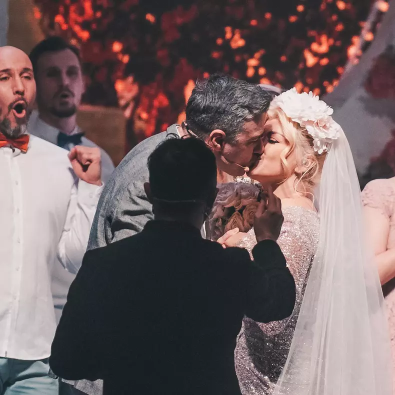 loredana-si-cornel-ilie-s-au-sarutat-pe-scena-1