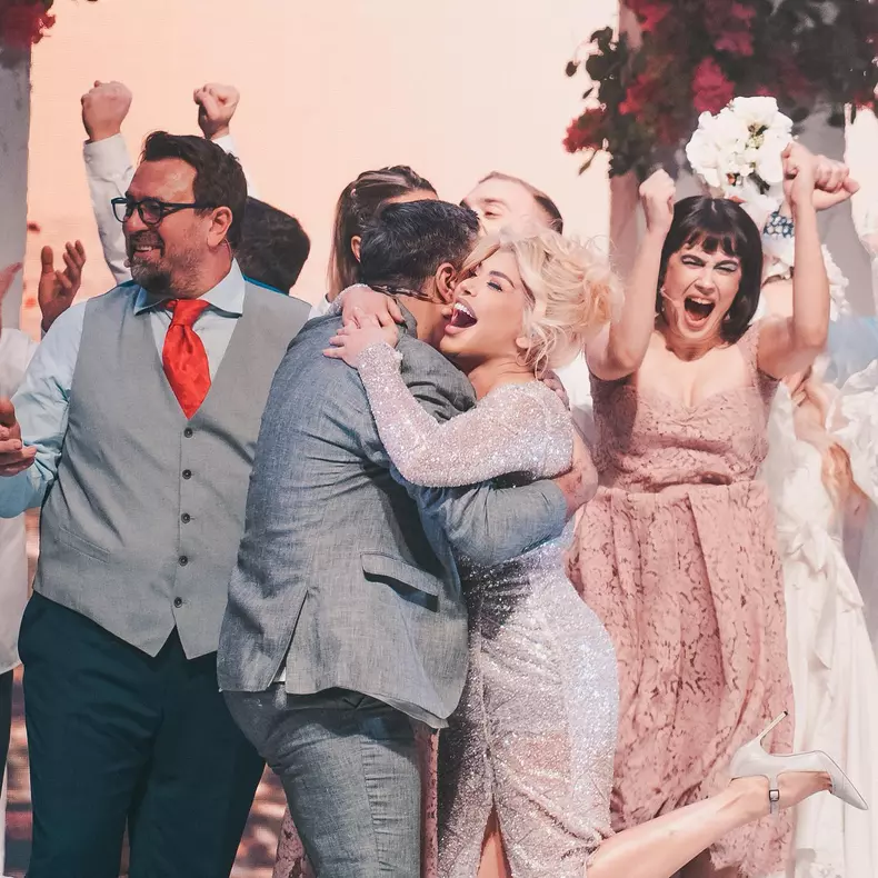 loredana-si-cornel-ilie-s-au-sarutat-pe-scena-11-copy