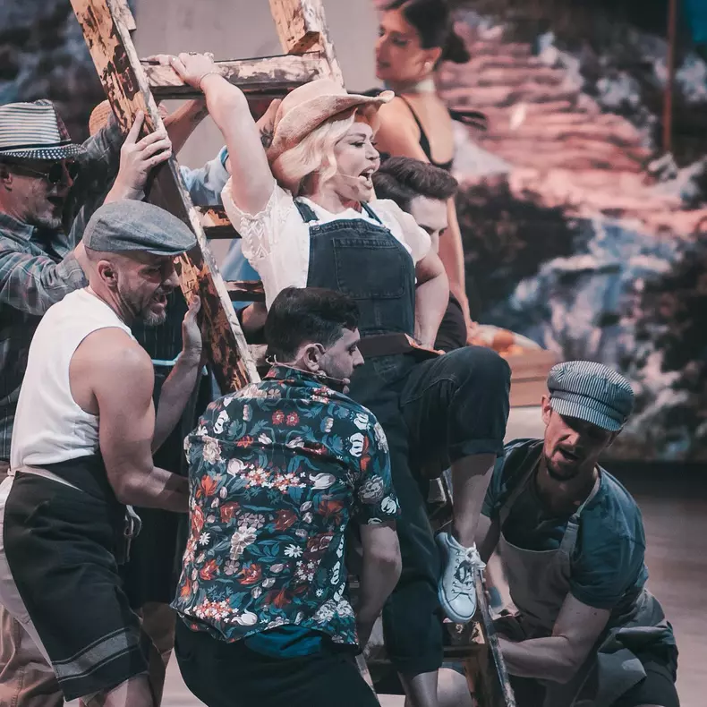 loredana-si-cornel-ilie-s-au-sarutat-pe-scena-12