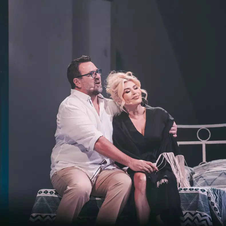 loredana-si-cornel-ilie-s-au-sarutat-pe-scena-13