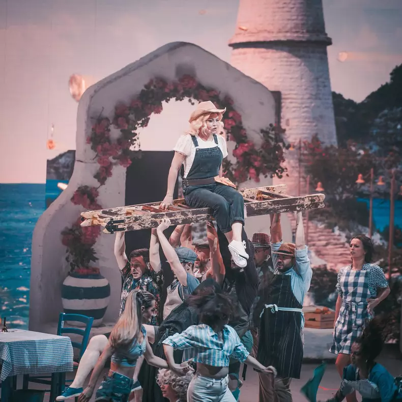 loredana-si-cornel-ilie-s-au-sarutat-pe-scena-3