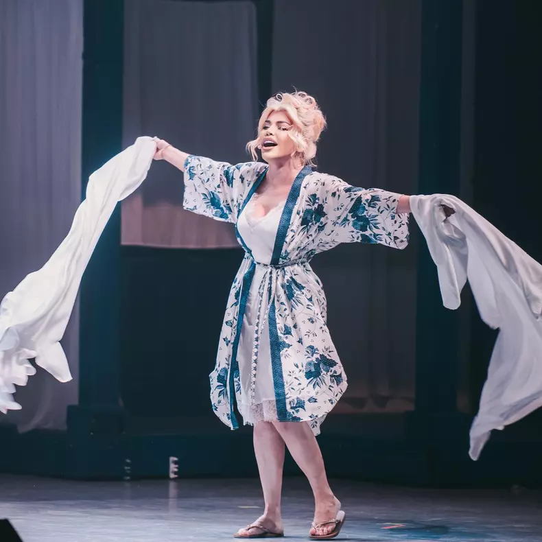 loredana-si-cornel-ilie-s-au-sarutat-pe-scena-4