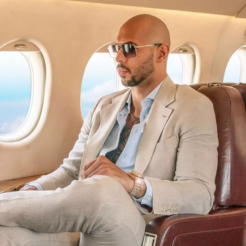 29583682-andrew-tate-sitzt-in-einem-privatjet-3mubnfjsvoec