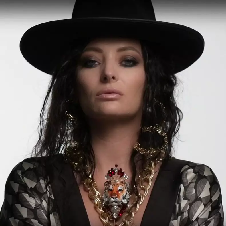 delia_photo_shooting_touch_magazine_-_apr_2019_1