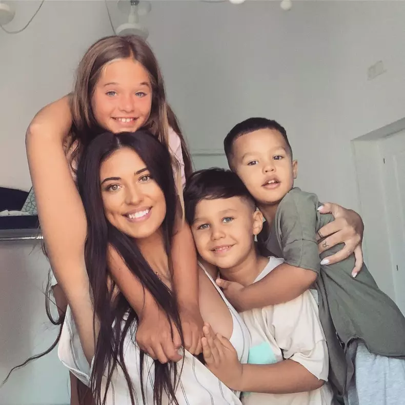 antonia-si-copiii-ei-maya-dominic-si-akim-2