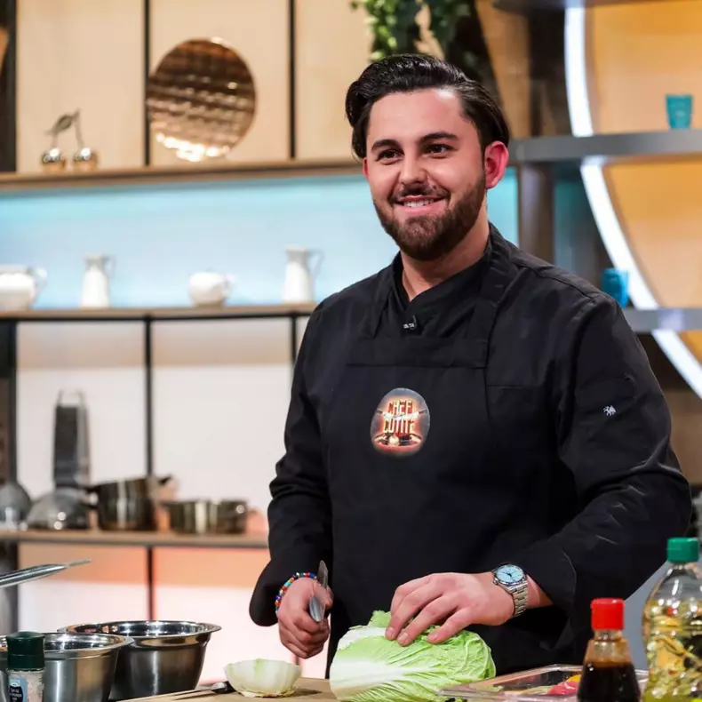 cine-este-janni-alexandridis-de-la-chefi-la-cutite-2023-sezonul-12-a-primit-cutitul-de-aur-de-la-florin-dumitrescu-1