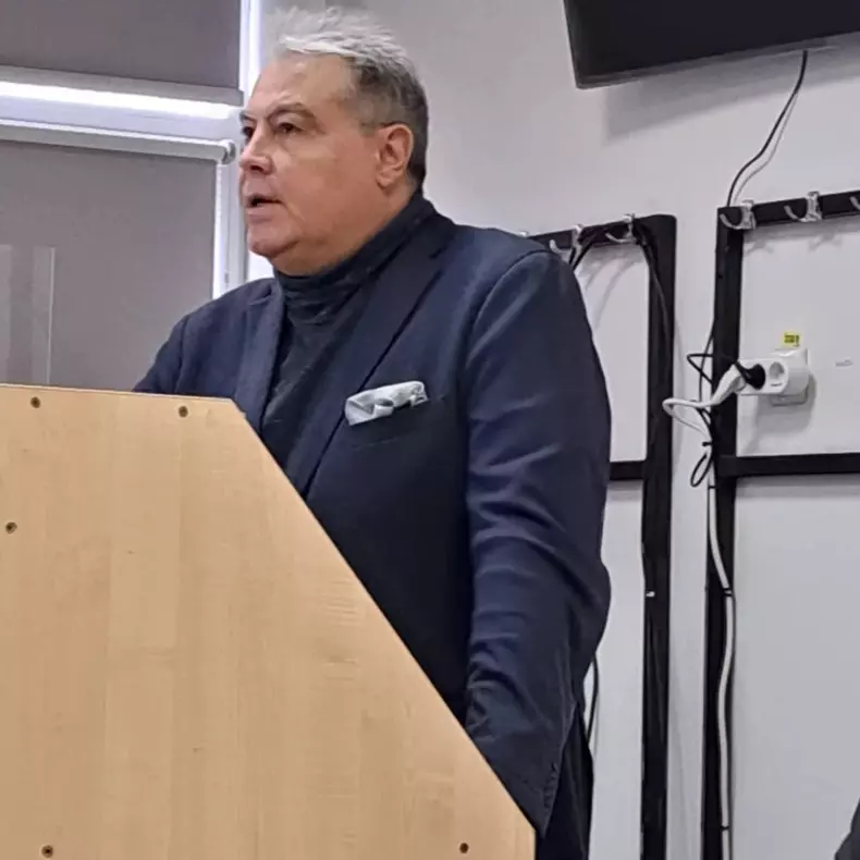 Cine-este-Adrian-Cioroianu-2