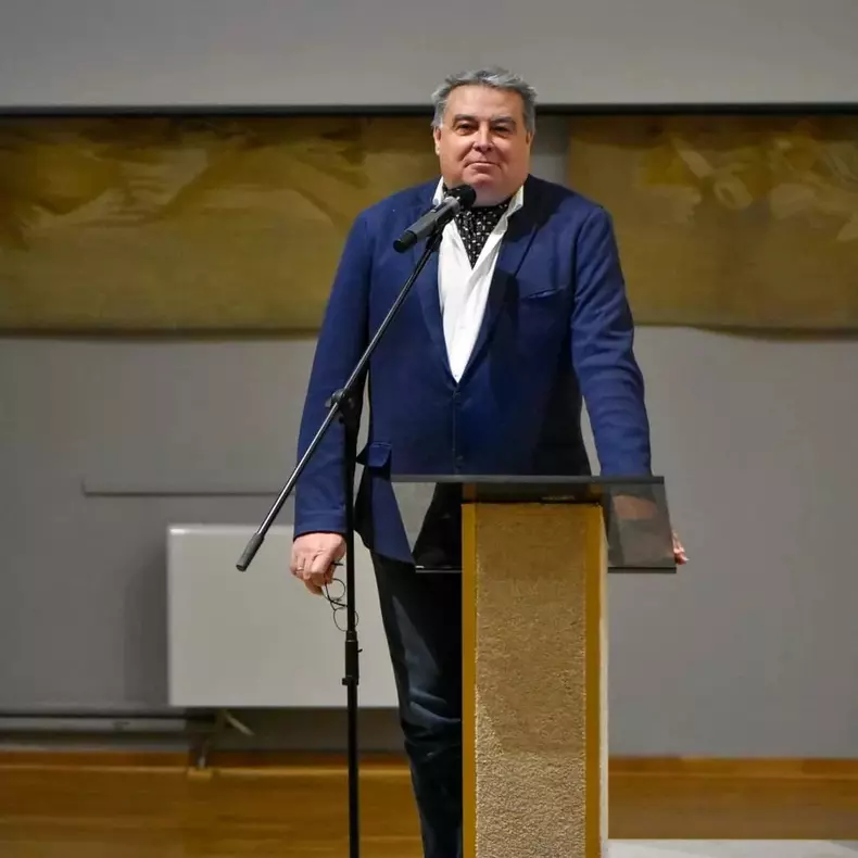 Cine-este-Adrian-Cioroianu-9