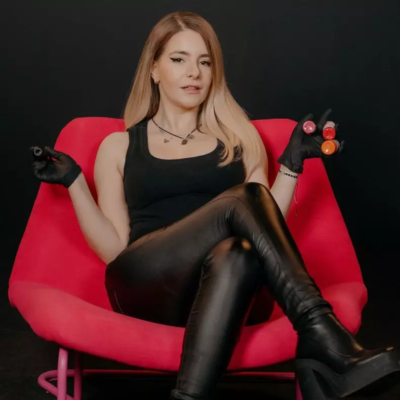 co-prezentatoarele emisiunii pentru copii Kiki Riki Miki1