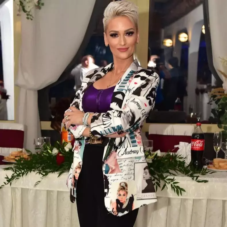 gabriela lucutar cu sacou