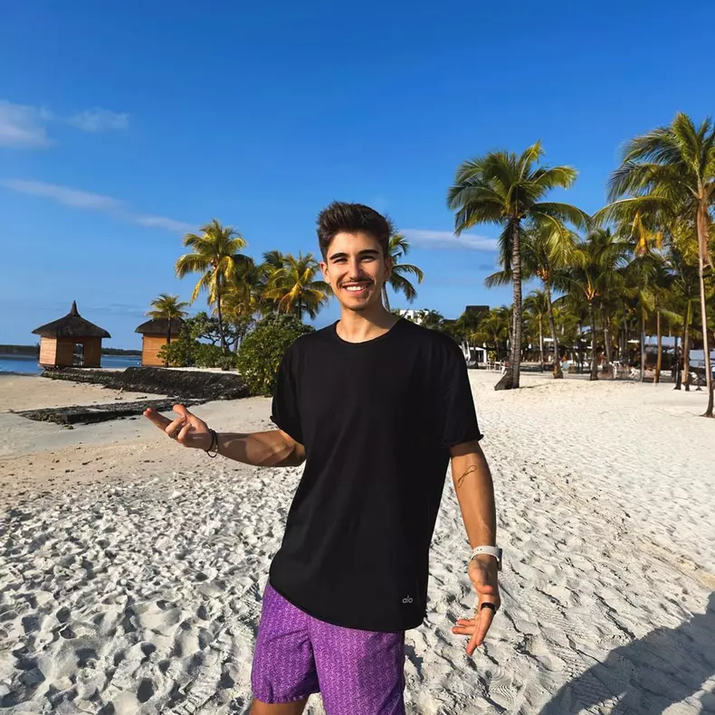 sebastian dobrincu la plaja