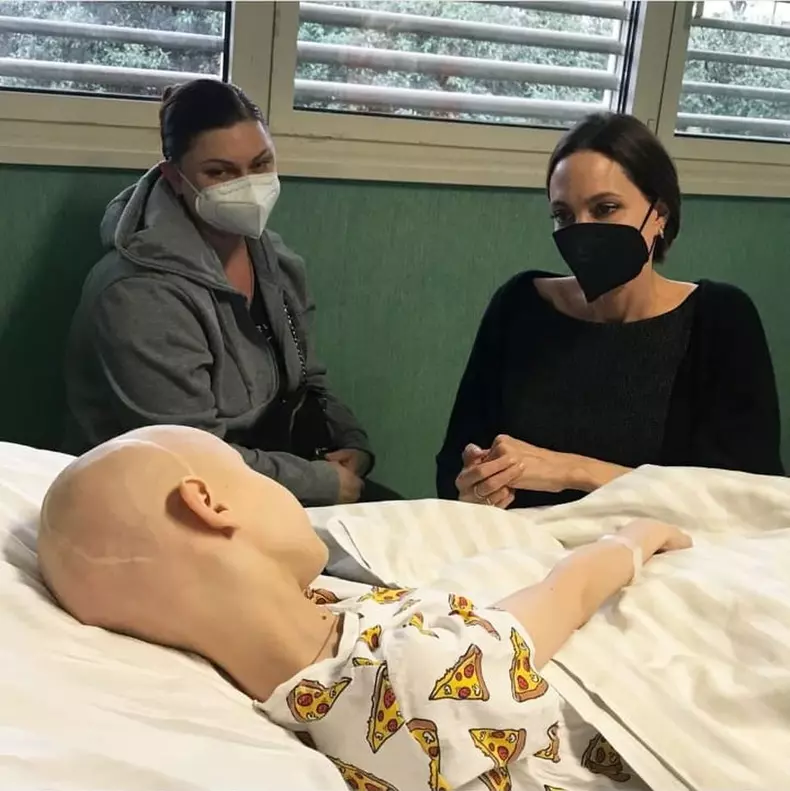 Angelina-Jolie-spital-copii-Ucraina