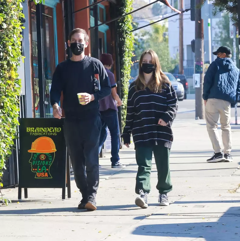 Tobey-Maguire-in-oras-cu-fiica-adolescenta.-Cum-a-fost-surprins-fostul-Spider-Man-pe-strazile-din-Los-Angeles-4