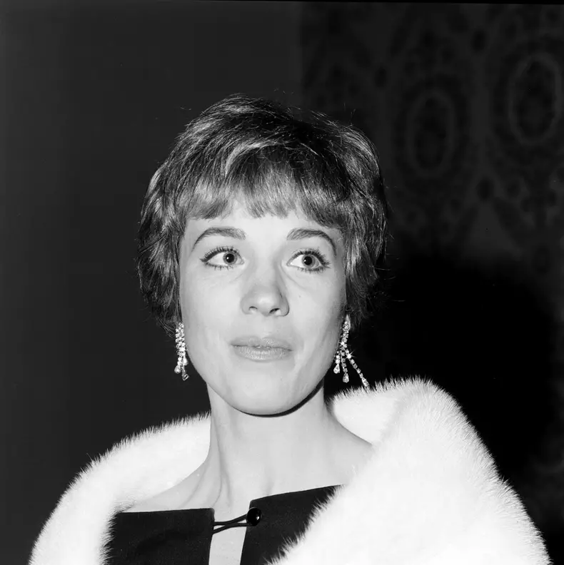 Lady Whistledown este dublată de Julie Andrews în Bridgerton