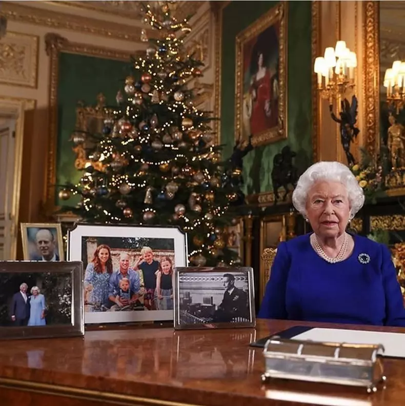 kate-middleton-omagiu-adus-reginei-elisabeta-a-ii-a-de-craciun-9